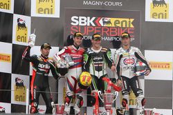 Podium : le vainqueur Tom Sykes, le deuxième Jonathan Rea, le troisième Sylvain Guintoli et le Champion du monde 2012 Max Biaggi