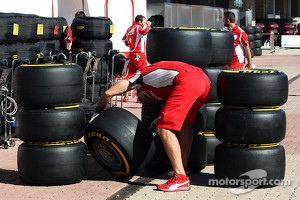 Ferrari mechanic with Pirelli tyres