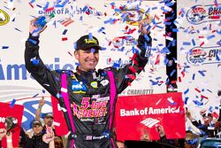 Victory lane: winnaar Clint Bowyer, Michael Waltrip Racing Toyota