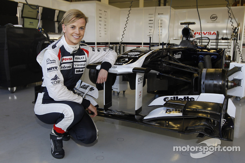 Susie Wolff pose à côté de la Williams FW33