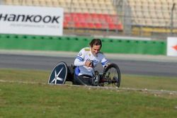 Alex Zanardi avec son vélo à main en piste