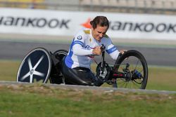 Alex Zanardi avec son vélo à main en piste