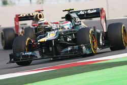 Vitaly Petrov (Caterham) devance Kimi Räikkönen (Lotus F1)