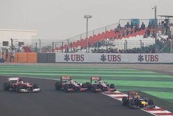 Lewis Hamilton, McLaren, Jenson Button, McLaren ve Fernando Alonso, Ferrari pozisyon mücadelesi behi
