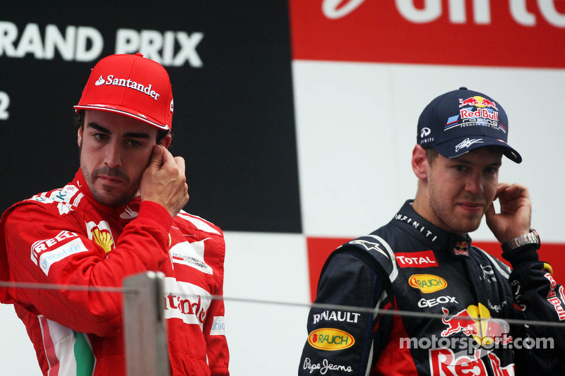 Fernando Alonso, Ferrari met winnaar Sebastian Vettel, Red Bull Racing op het podium