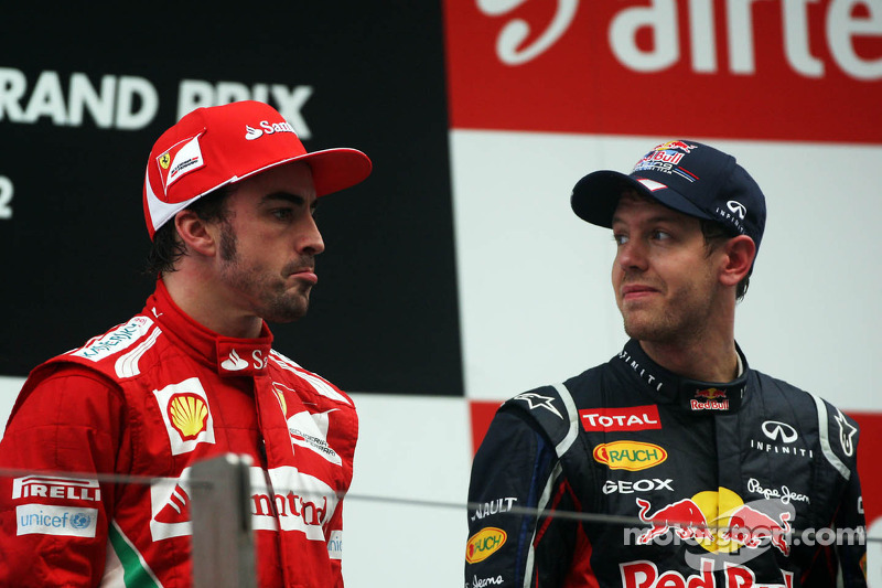 Fernando Alonso, Ferrari met winnaar Sebastian Vettel, Red Bull Racing op het podium