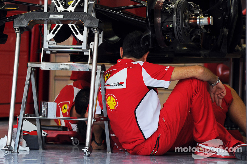 Ferrari F2012 met mecaniciens de pits