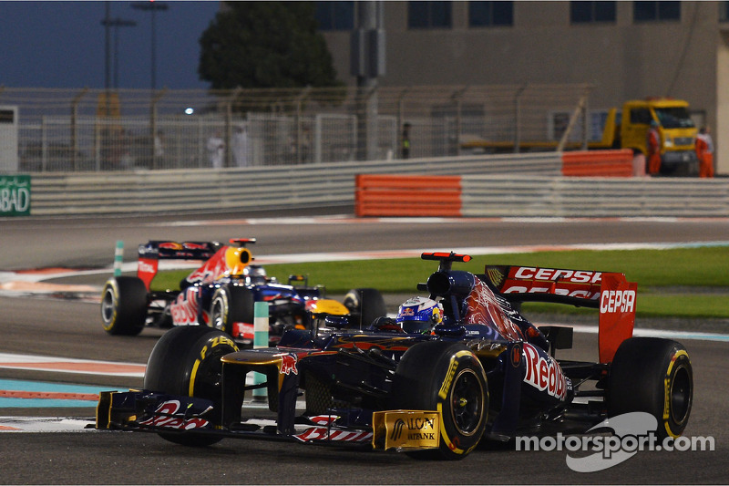 …позади которой, избегая контакта с пилотом Toro Rosso Даниэлем Риккардо, Феттель задел пластиковый столбик у края трассы и еще больше повредил крыло