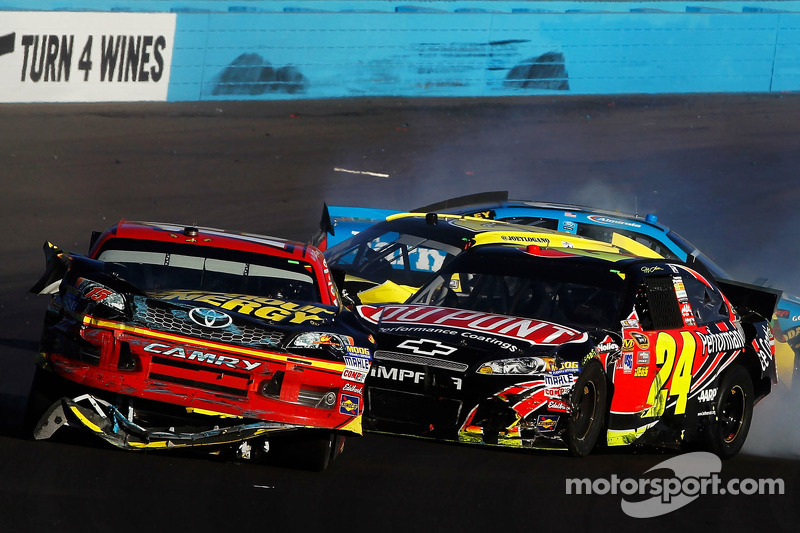 Clint Bowyer, Michael Waltrip Racing Toyota, und Jeff Gordon, Hendrick Motorsports Chevrolet, mit Cr