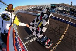 Race winner Kevin Harvick, Richard Childress Racing Chevrolet takes the win