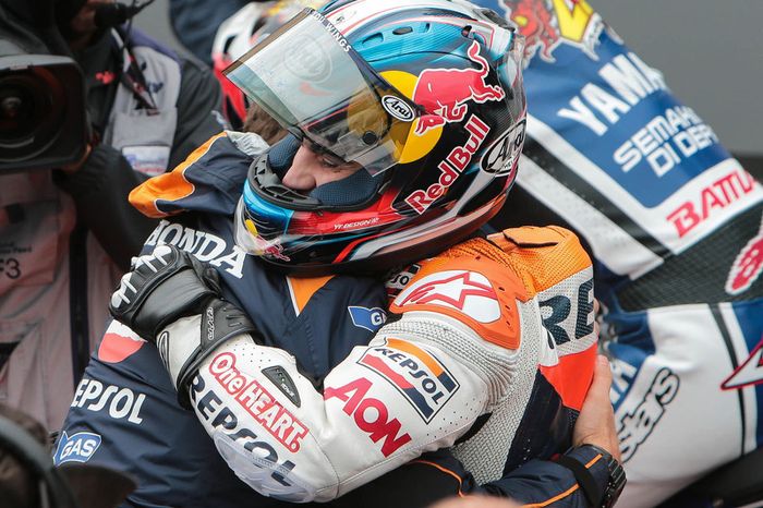 2012. La carrera fue durísima y con unas condiciones muy exigentes, pese a lo cual Dani ganó con mucha diferencia. Al final de la carrera se abraza al que entonces era su mánager, Alberto Puig.