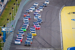 Start: Kyle Busch, Kyle Busch Motorsports Toyota and Elliott Sadler, Richard Childress Racing Chevrolet lead the field