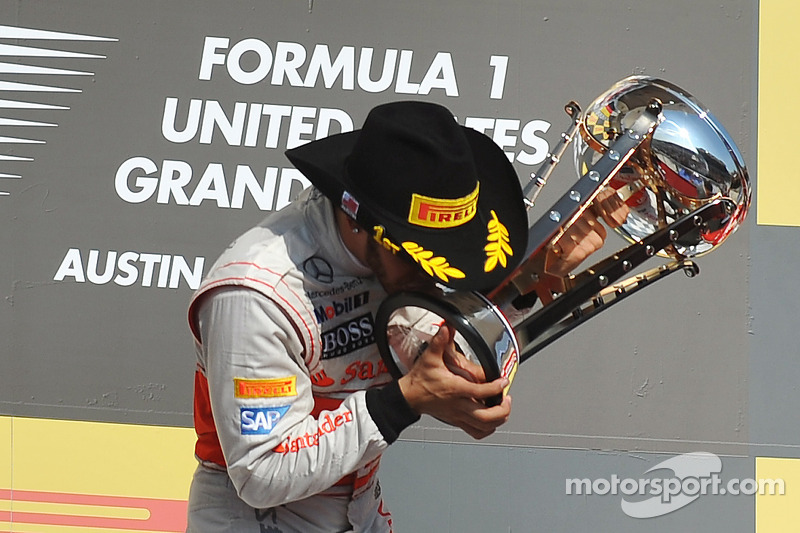 Podium: le vainqueur Lewis Hamilton, McLaren Mercedes