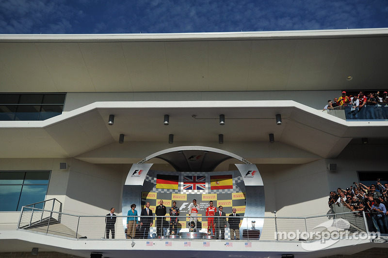 Podium: le vainqueur Lewis Hamilton, McLaren Mercedes, deuxième place Sebastian Vettel, Red Bull Racing, troisième place Fernando Alonso, Ferrari