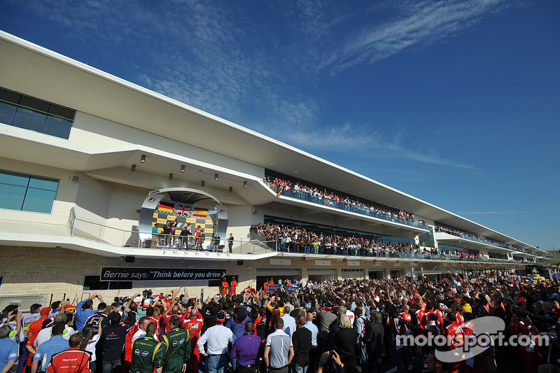 Podium: le vainqueur Lewis Hamilton, McLaren Mercedes, deuxième place Sebastian Vettel, Red Bull Racing, troisième place Fernando Alonso, Ferrari