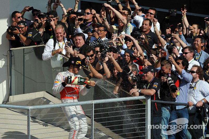 Podium: le vainqueur Lewis Hamilton, McLaren Mercedes