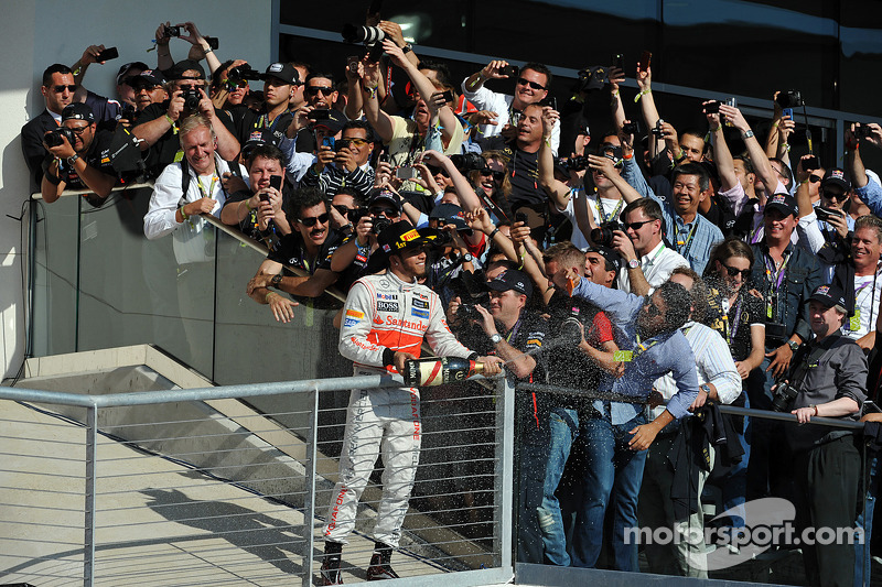 Podium: le vainqueur Lewis Hamilton, McLaren Mercedes