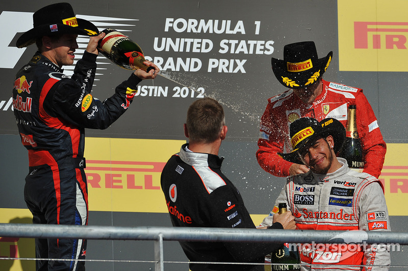 Podium: le vainqueur Lewis Hamilton, McLaren Mercedes, deuxième place Sebastian Vettel, Red Bull Racing, troisième place Fernando Alonso, Ferrari