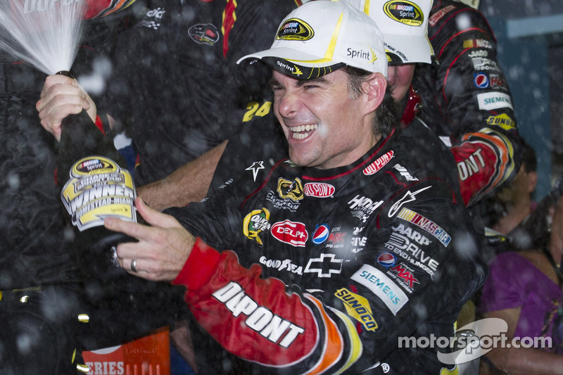 Victory-Lane: Rennsieger Jeff Gordon, Hendrick Motorsports Chevrolet, bei Feiern