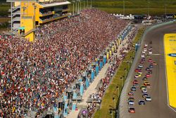 Start: Joey Logano, Joe Gibbs Racing Toyota leads the field