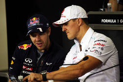 Sebastian Vettel, Red Bull Racing, und Michael Schumacher, Mercedes AMG F1, in der FIA-Pressekonfere