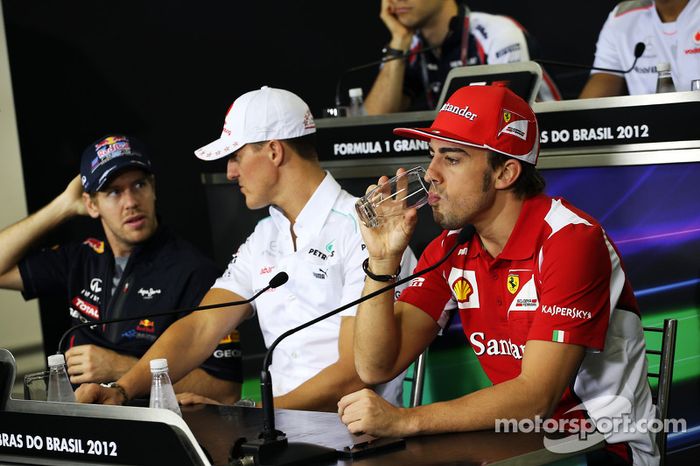 Sebastian Vettel, Red Bull Racing y Michael Schumacher, Mercedes AMG F1 con Fernando Alonso, Ferrari