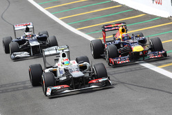Sergio Perez, Sauber, Mark Webber, Red Bull Racing ve Pastor Maldonado, Williams come into pit stop