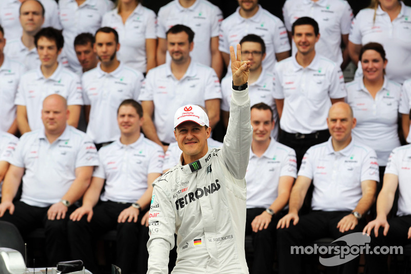 Michael Schumacher, Mercedes AMG F1, beim Abschiedsfoto mit dem Team