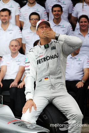 Michael Schumacher, Mercedes AMG F1, beim Abschiedsfoto mit dem Team