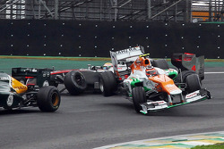 Nico Hulkenberg, Sahara Force India F1 ve Lewis Hamilton, McLaren kaza battling for lead, race