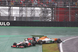 Nico Hulkenberg, Sahara Force India F1 ve Lewis Hamilton, McLaren kaza battling for lead, race