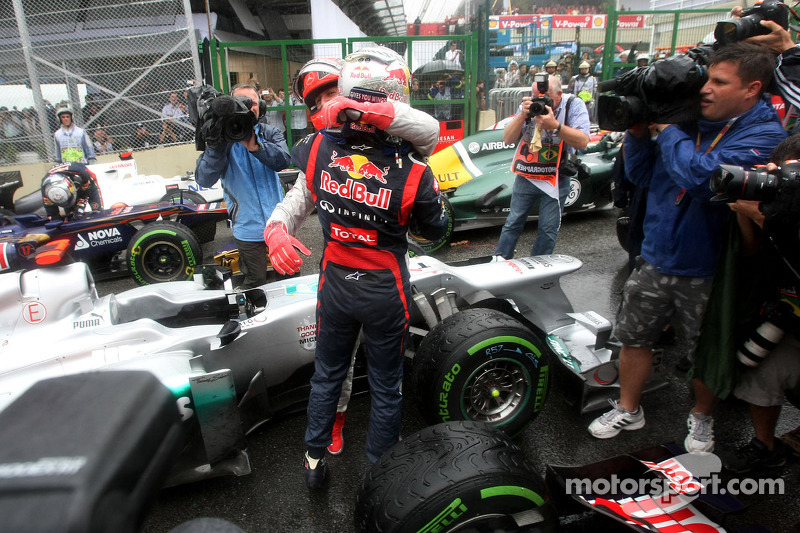 Michael Schumacher im Parc Fermé mit Sebastian Vettel