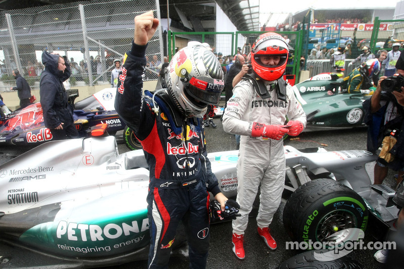 El campeón del mundo 2012 de Fórmula 1, Sebastian Vettel, recibe la felicitación de Michael Schumacher, que se retiraba ese día