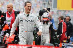 Michael Schumacher, Mercedes AMG F1, dice adiós en el parque cerrado.