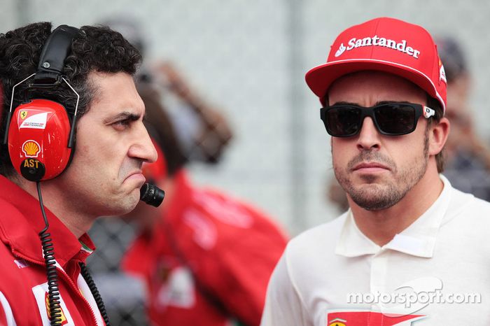 Andrea Stella, ingeniero de carrera de Ferrari, con Fernando Alonso. 