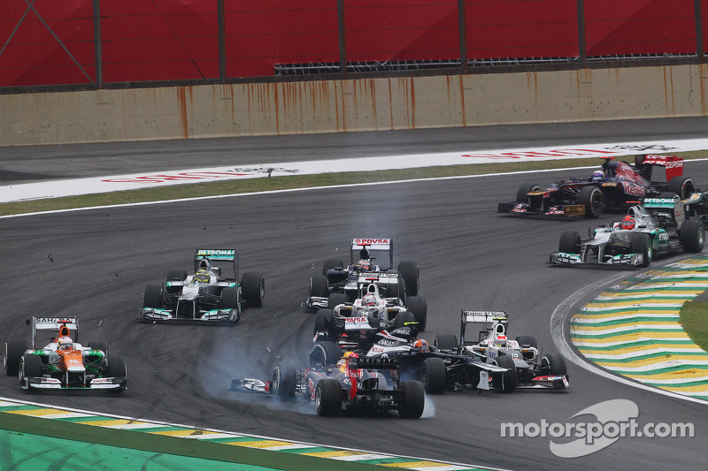 Sebastian Vettel, Red Bull Racing overleeft crash met Bruno Senna, Williams en Sergio Perez, Sauber 