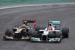 Michael Schumacher, Mercedes AMG F1 et Kimi Raikkonen, Lotus F1 à la lutte