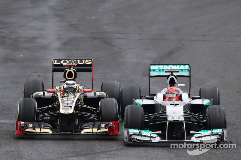 Michael Schumacher, Mercedes AMG F1, y Kimi Raikkonen, Lotus F1 luchando por la posición