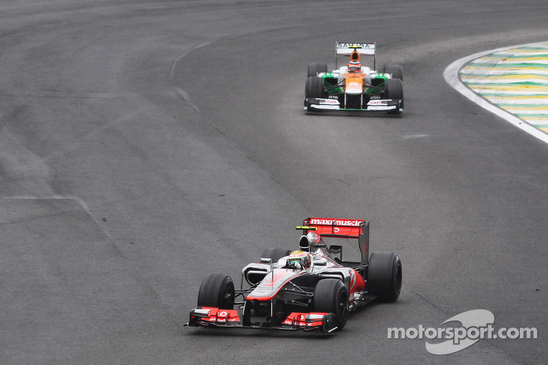 Lewis Hamilton, McLaren leads Nico Hulkenberg, Sahara Force India F1