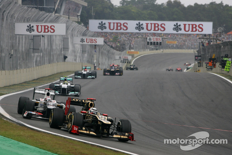O GP do Brasil de 2012 também teve um dos erros clássicos de Raikkonen. Ele escapou antes da curva que antecede a reta principal e tentou voltar ao traçado por pistas auxiliares, mas errou o caminho e perdeu um tempão...