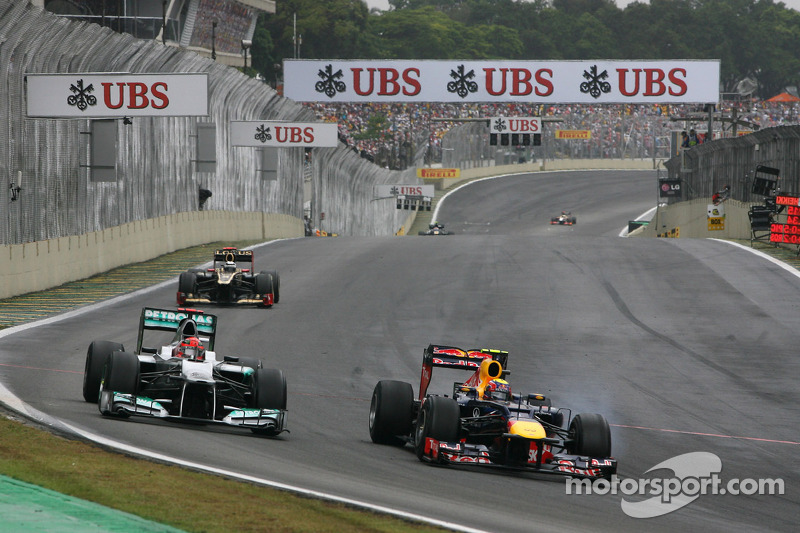 Mark Webber dépasse Michael Schumacher