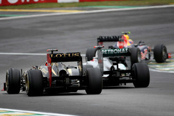 Kimi Raikkonen, Lotus F1 Team et Michael Schumacher, Mercedes GP