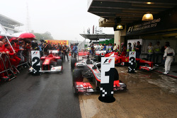 Wagens in parc ferme, Fernando Alonso, Ferrari, tweede; Jenson Button, McLaren, winnaar; Felipe Mass