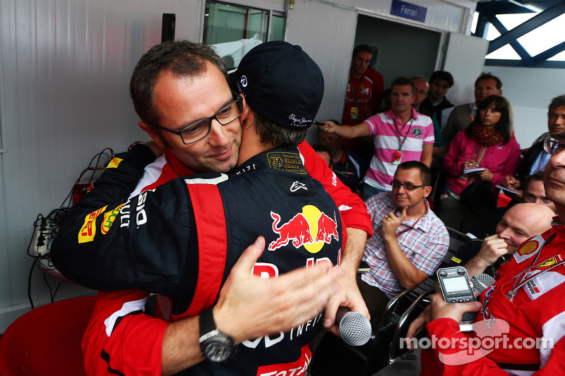 Sebastian Vettel, Red Bull Racing, recibe la felicitación de Stefano Domenicali, director general de Ferrari
