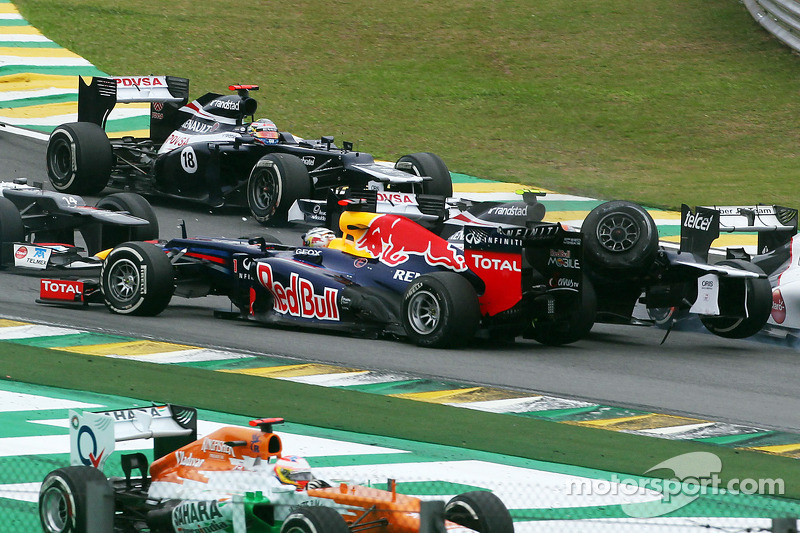 Sebastian Vettel, Red Bull Racing survives a crash with Bruno Senna, Williams at the start of the race