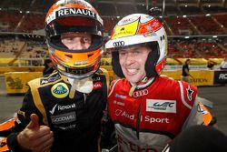 Romain Grosjean célèbre sa victoire avec son dauphin Tom Kristensen