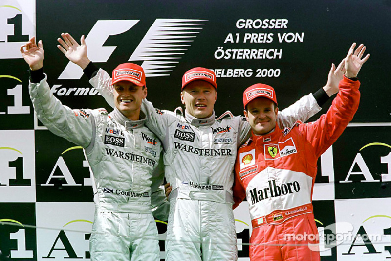 Podio: ganador carrera Mika Hakkinen, David Coulthard el segundo lugar, y el tercer lugar Rubens Bar