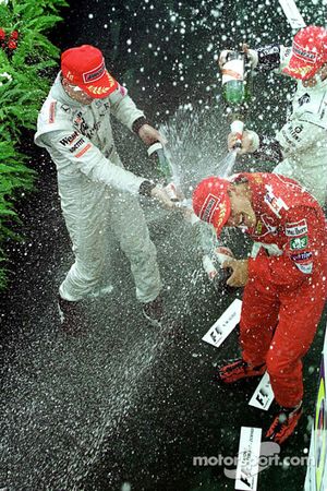 Podio: ganador de la carrera Mika Hakkinen, Michael Schumacher el segundo lugar y tercer lugar Ralf 