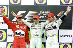 Podio: il vincitore della gara Mika Hakkinen, il secondo classificato Michael Schumacher, il terzo c