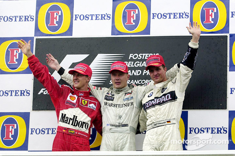 Podio: ganador de la carrera Mika Hakkinen, Michael Schumacher el segundo lugar y tercer lugar Ralf 